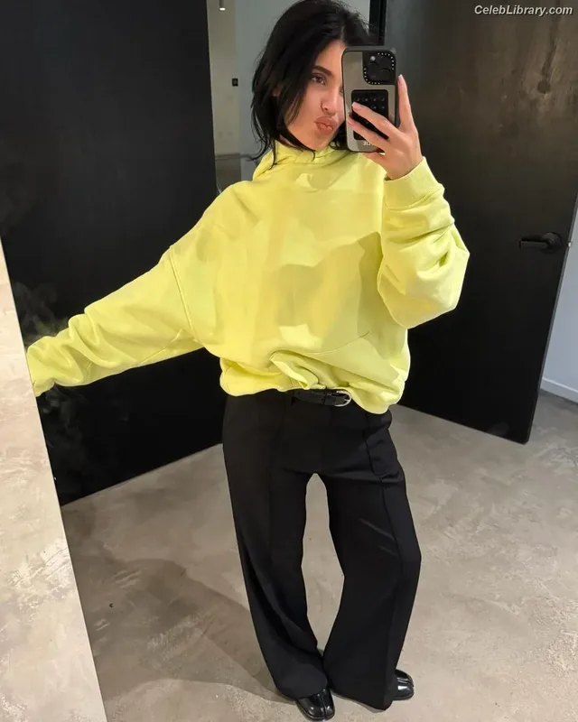 Kylie Jenner photo 18 of 4071