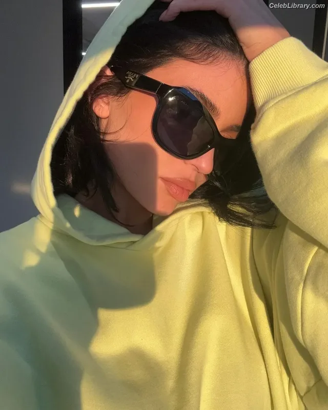 Kylie Jenner photo 19 of 4071
