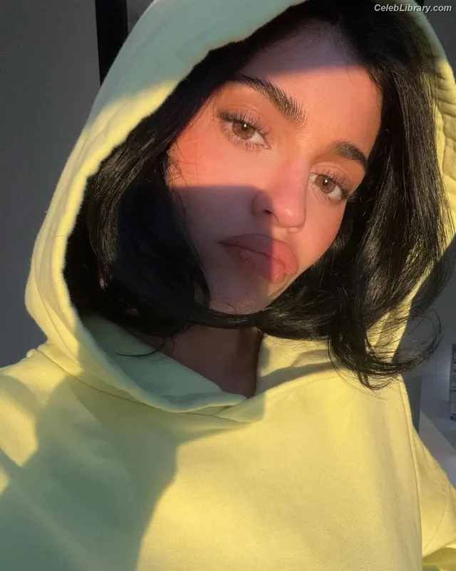 Kylie Jenner photo 20 of 4071
