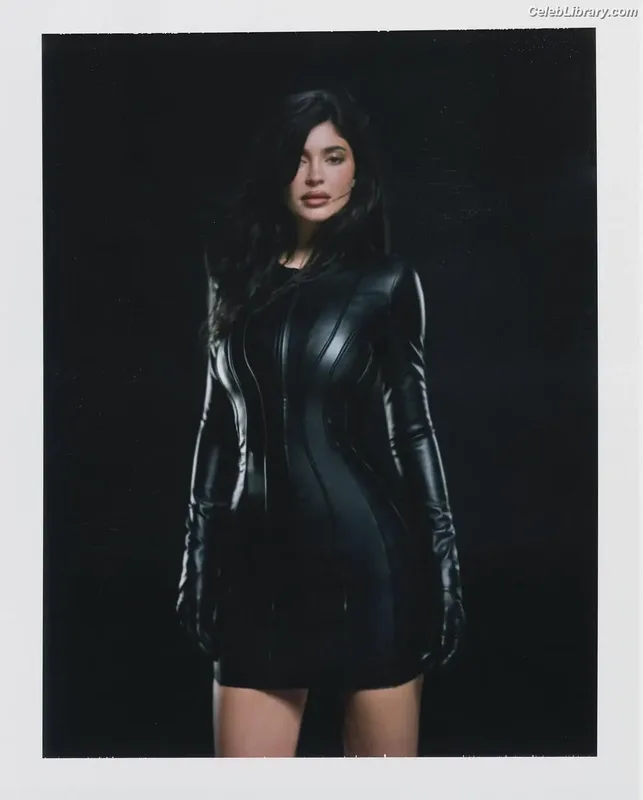 Kylie Jenner photo 23 of 4071