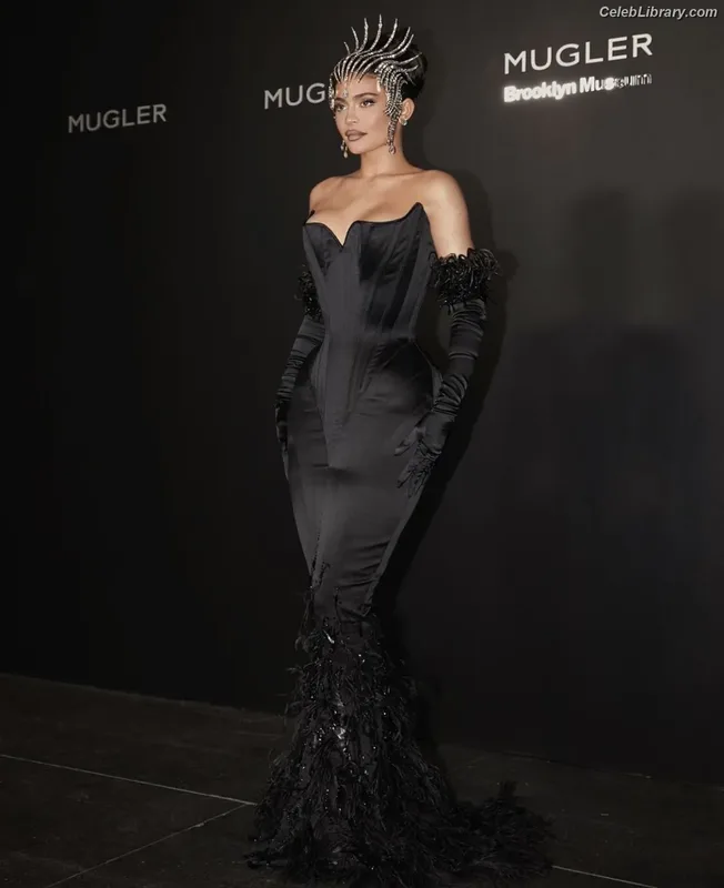 Kylie Jenner photo 24 of 4071
