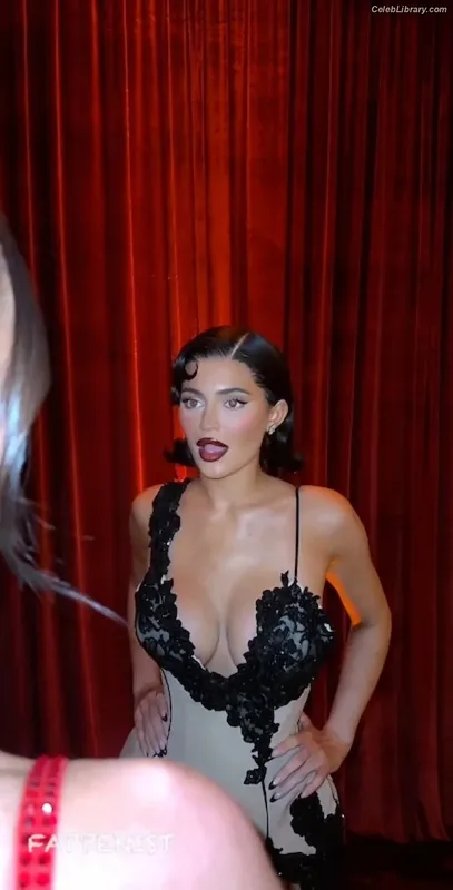 Kylie Jenner photo 11 of 4071
