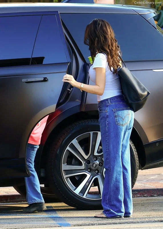 Kylie Jenner photo 19 of 4071