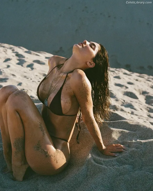 Kylie Jenner photo 1 of 4071
