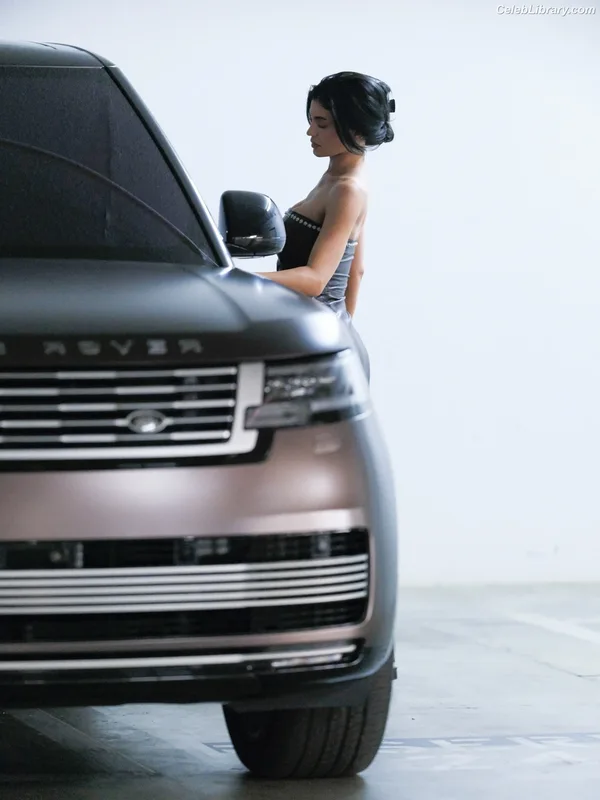 Kylie Jenner photo 20 of 4071