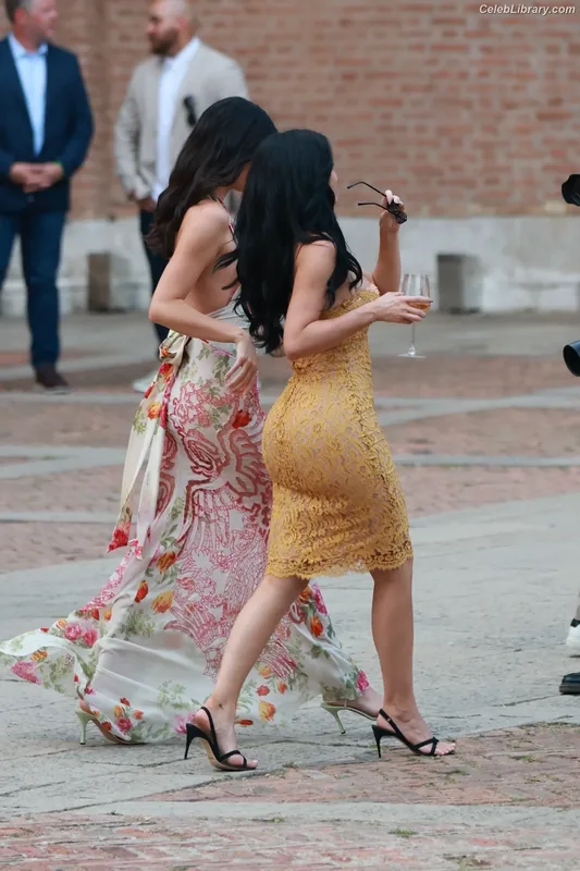 Kylie Jenner photo 1 of 4071