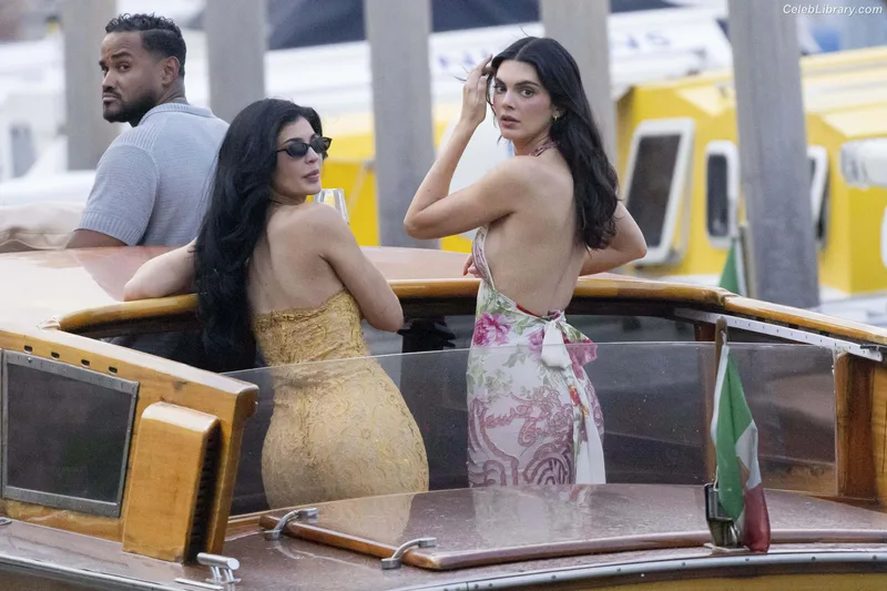 Kylie Jenner photo 2 of 4071