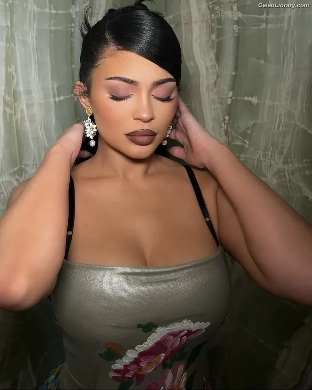Kylie Jenner photo 3 of 4071