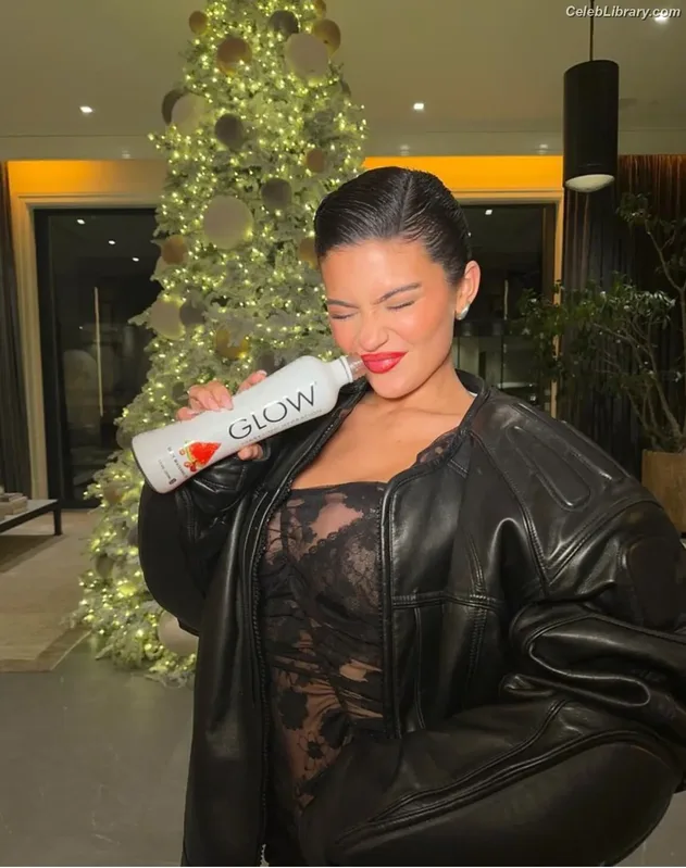Kylie Jenner photo 8 of 4071