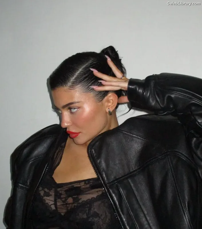 Kylie Jenner photo 10 of 4071