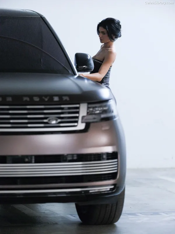 Kylie Jenner photo 12 of 4071