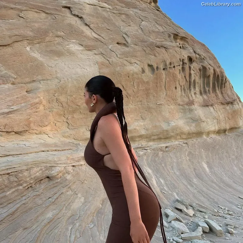 Kylie Jenner photo 15 of 4071