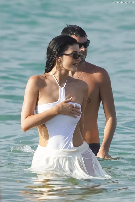 Kylie Jenner photo 21 of 4071