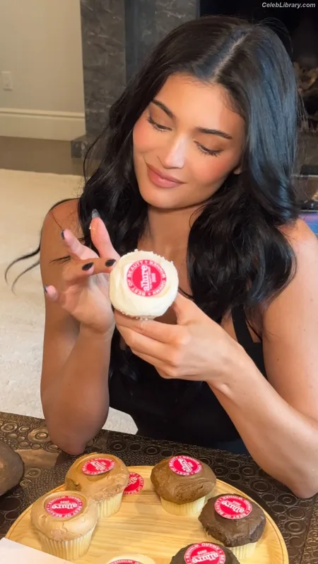 Kylie Jenner photo 21 of 4071