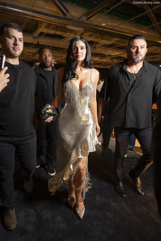 Kylie Jenner photo 6 of 4071