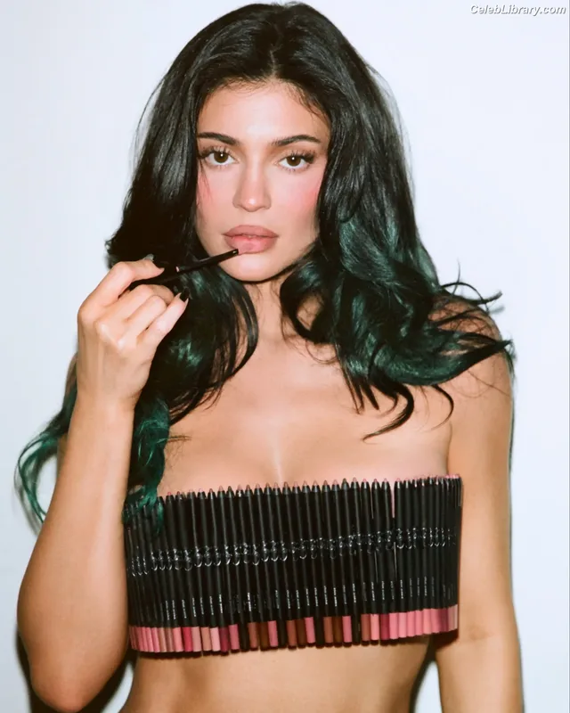 Kylie Jenner photo 8 of 4071