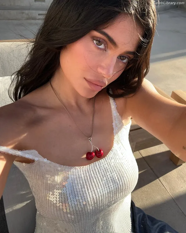Kylie Jenner photo 16 of 4071