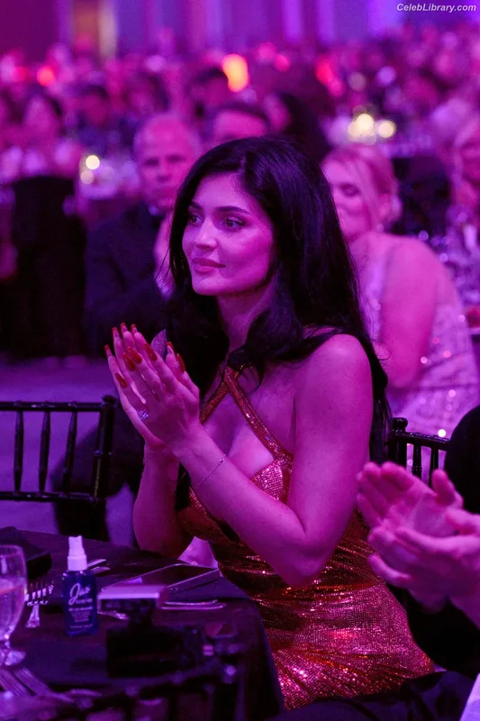 Kylie Jenner photo 18 of 4071