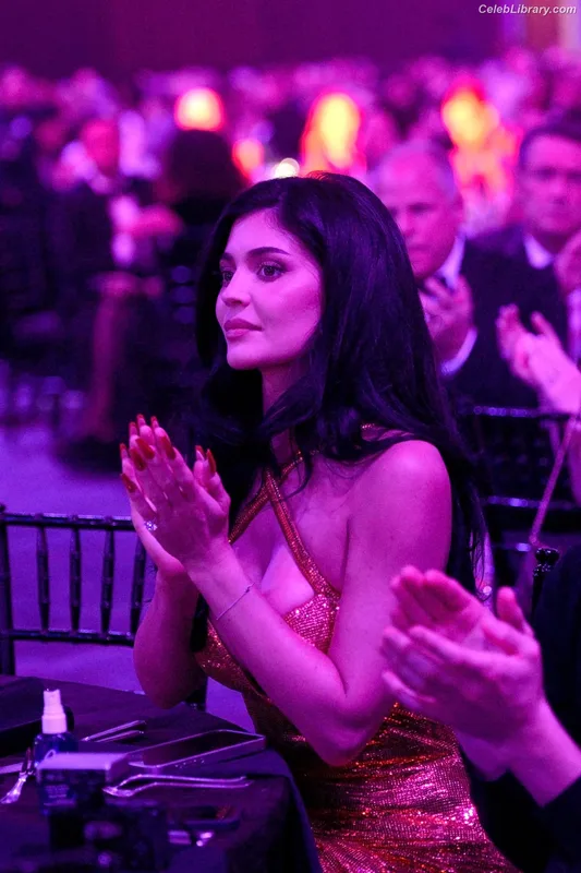 Kylie Jenner photo 19 of 4071