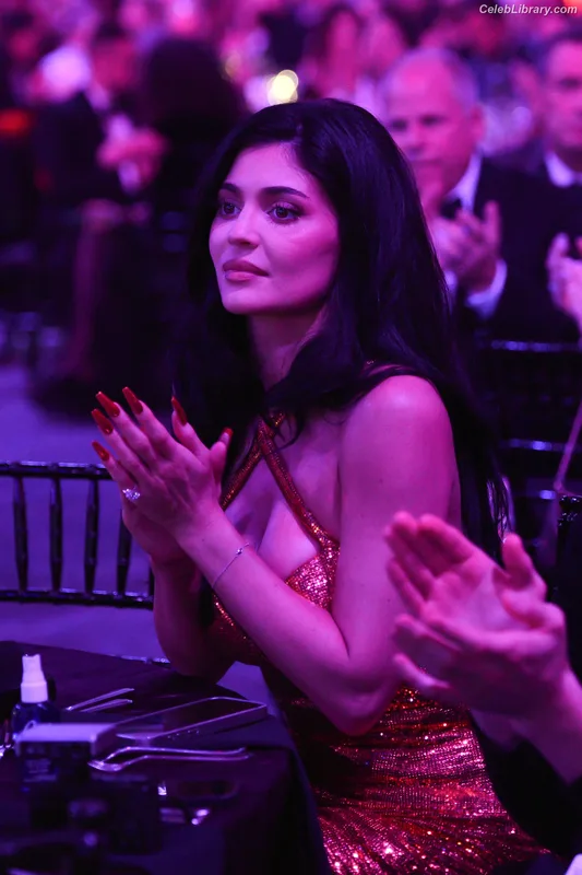 Kylie Jenner photo 21 of 4071
