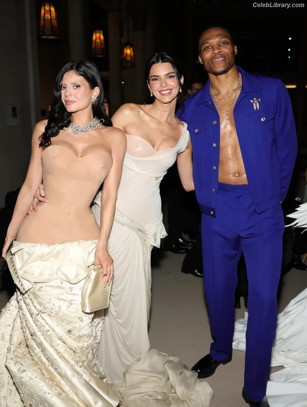 Kylie Jenner photo 2 of 4071