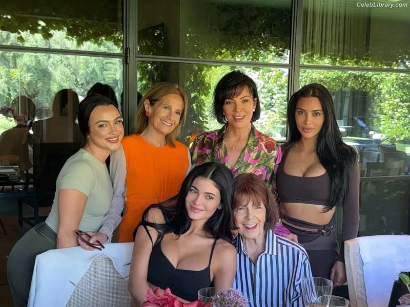 Kylie Jenner photo 13 of 4071