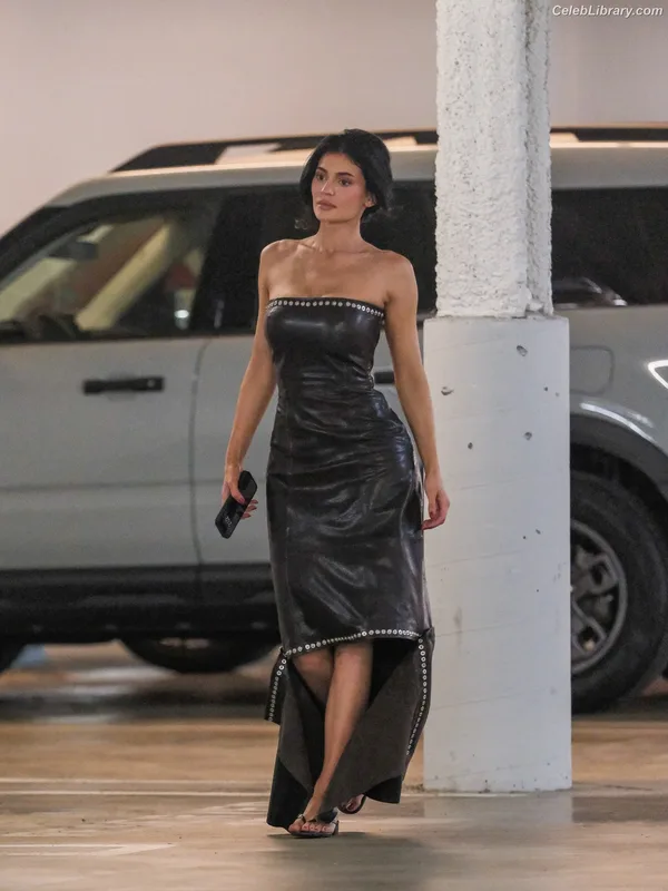 Kylie Jenner photo 8 of 4071