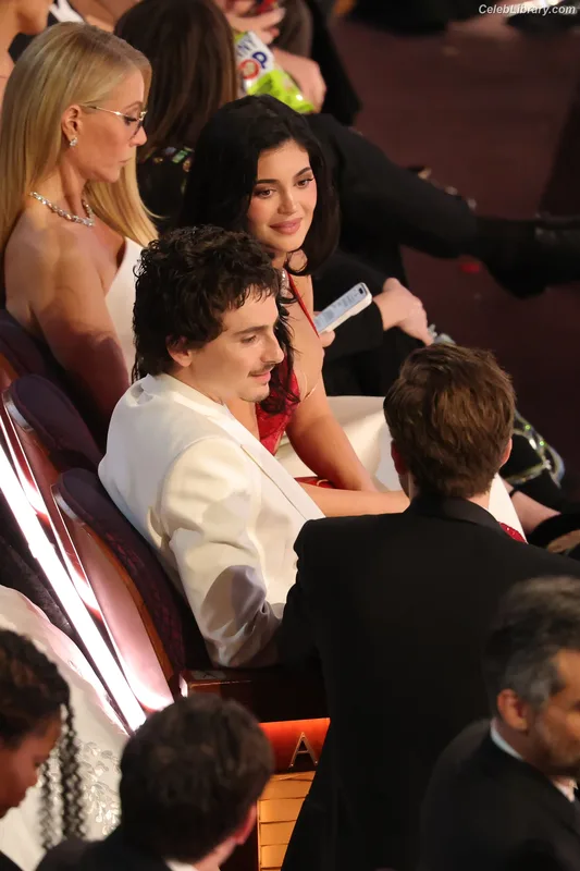 Kylie Jenner photo 3 of 4071