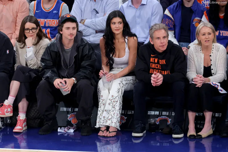 Kylie Jenner photo 16 of 4071