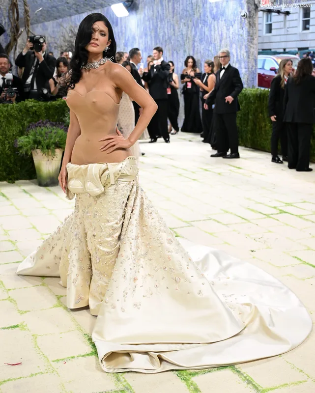 Kylie Jenner photo 19 of 4071