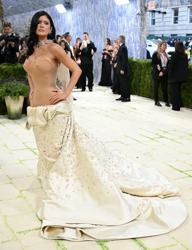 Kylie Jenner photo 1 of 4071