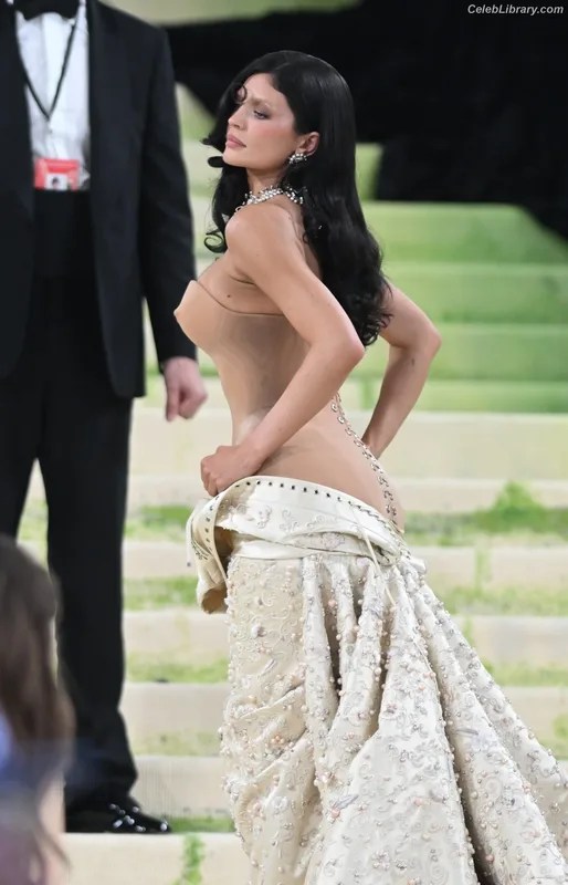 Kylie Jenner photo 6 of 4071