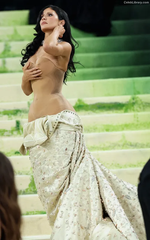 Kylie Jenner photo 8 of 4071
