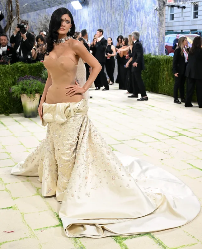 Kylie Jenner photo 12 of 4071