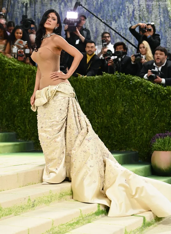 Kylie Jenner photo 13 of 4071