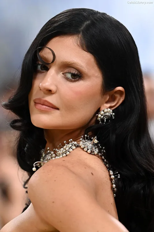 Kylie Jenner photo 19 of 4071