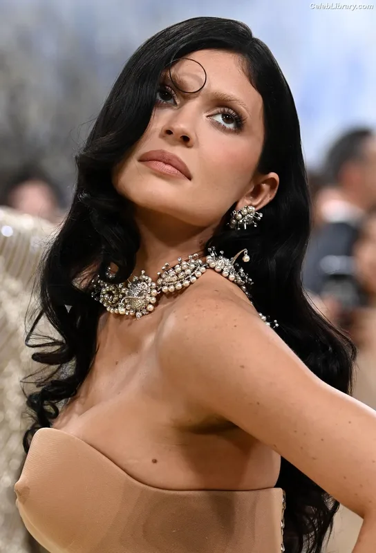 Kylie Jenner photo 24 of 4071