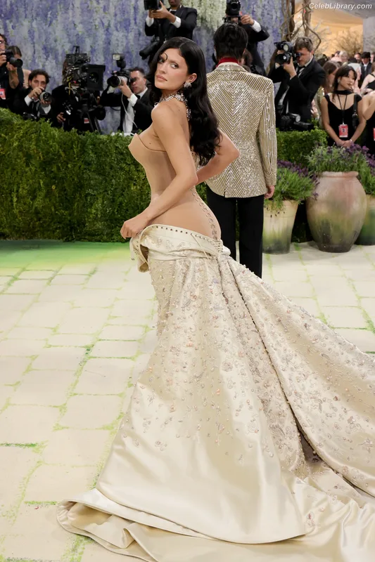 Kylie Jenner photo 11 of 4071