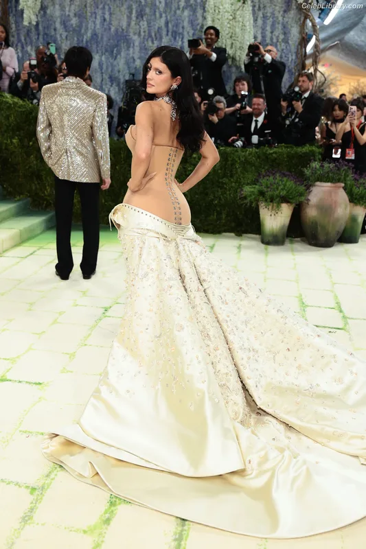 Kylie Jenner photo 12 of 4071