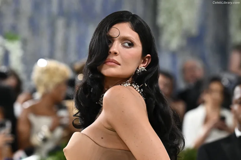 Kylie Jenner photo 15 of 4071