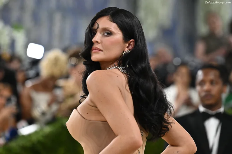 Kylie Jenner photo 16 of 4071