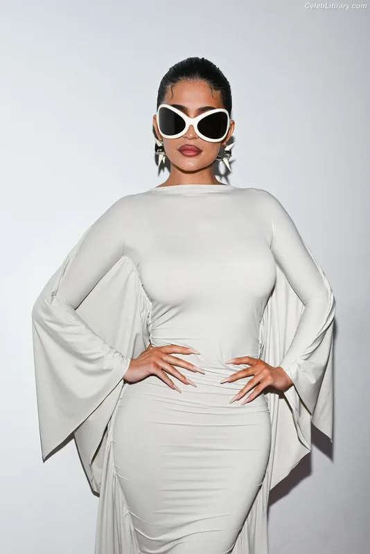 Kylie Jenner photo 1 of 4071
