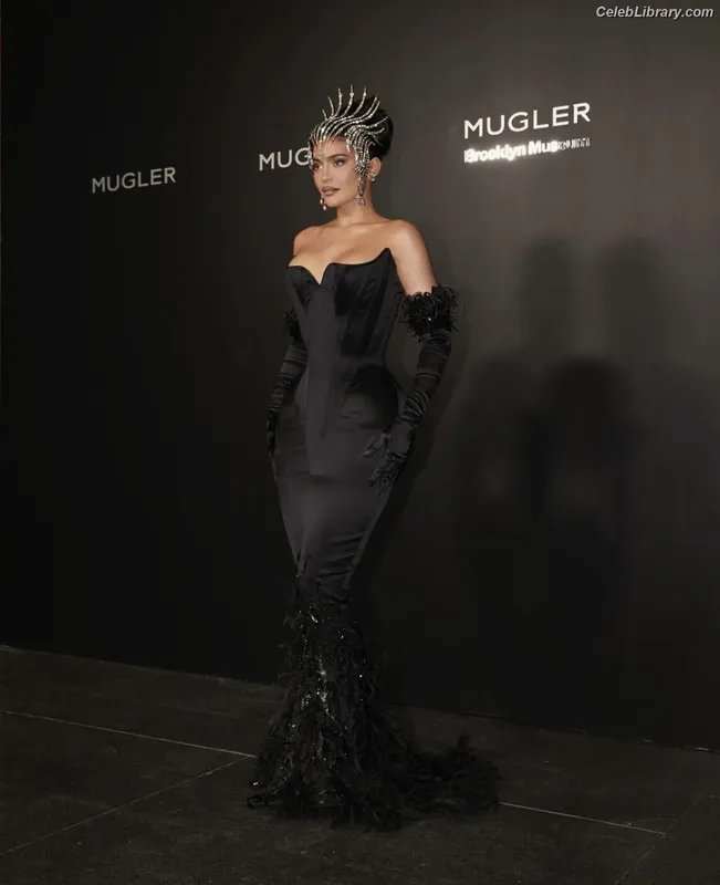 Kylie Jenner photo 13 of 4071