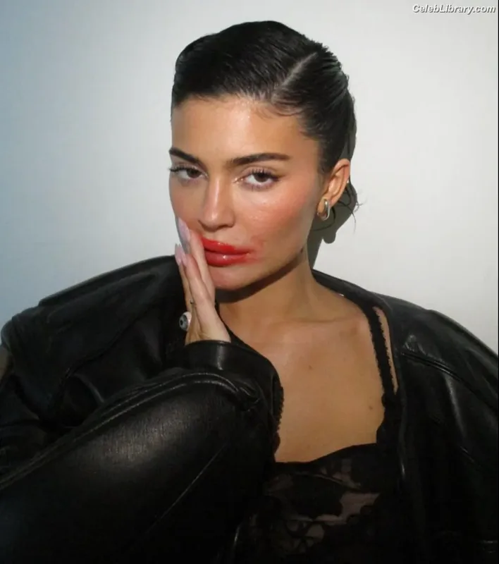 Kylie Jenner photo 17 of 4071