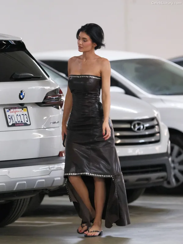 Kylie Jenner photo 19 of 4071