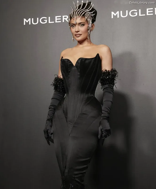 Kylie Jenner photo 1 of 4071