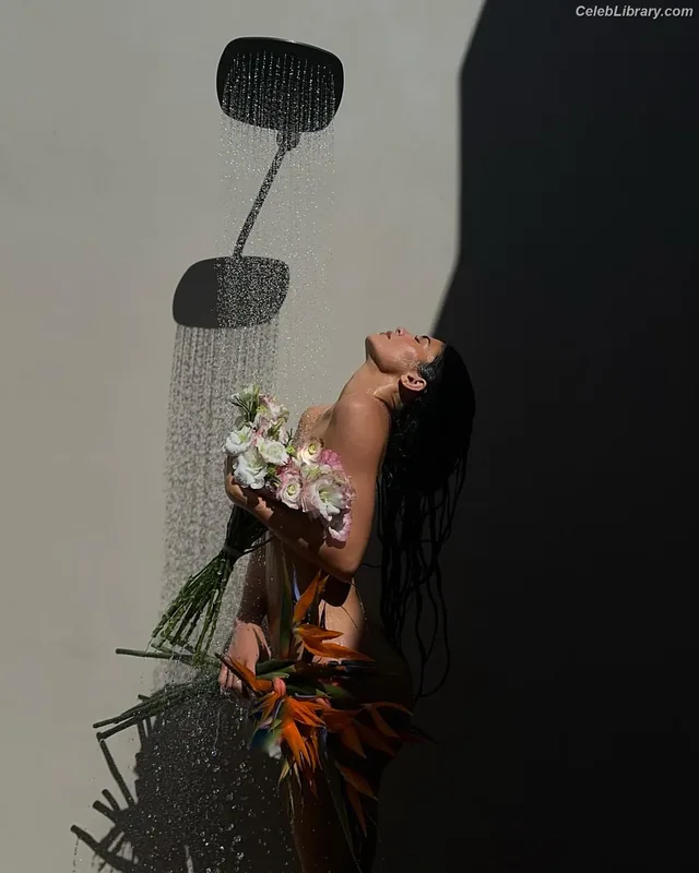 Kylie Jenner photo 5 of 4071