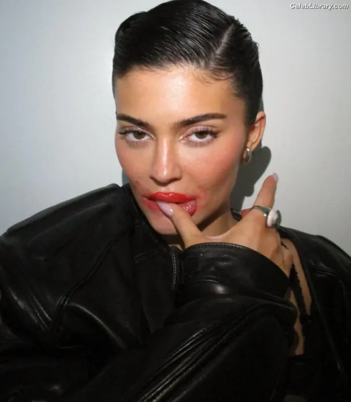 Kylie Jenner photo 17 of 4071