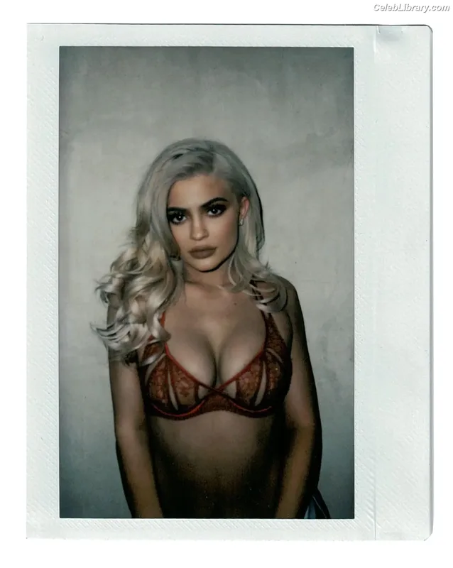 Kylie Jenner photo 24 of 4071