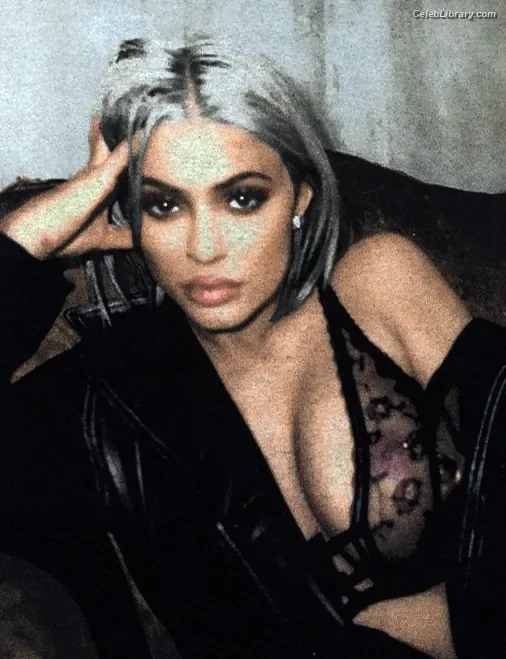 Kylie Jenner photo 2 of 4071